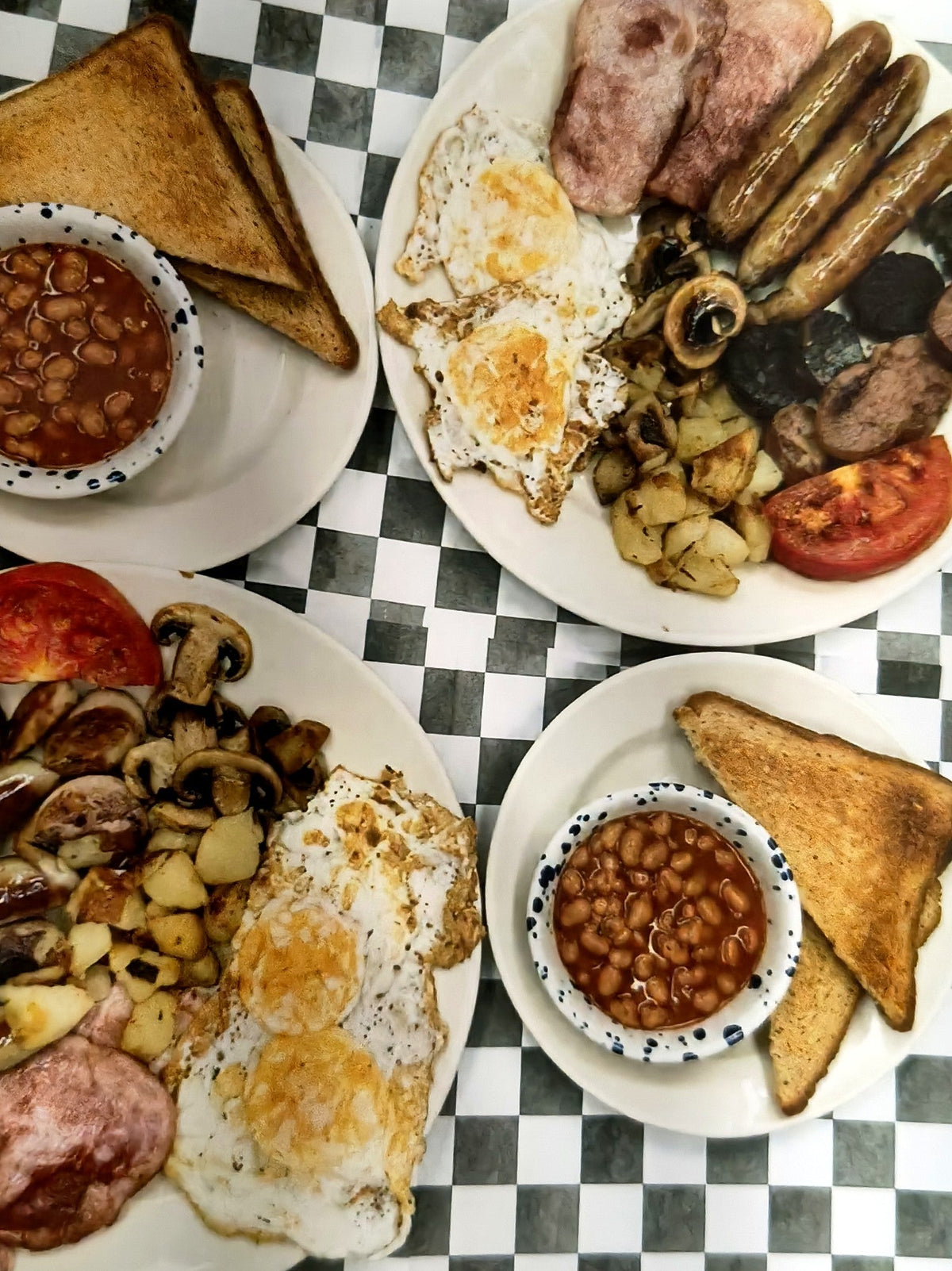 Full Irish breakfast with sausages, rasher, eggs, pudding, beans and toast